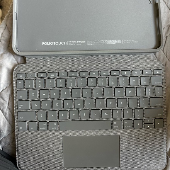 Logitech - Folio Touch Keyboard Folio (like new) - Picture 1 of 4